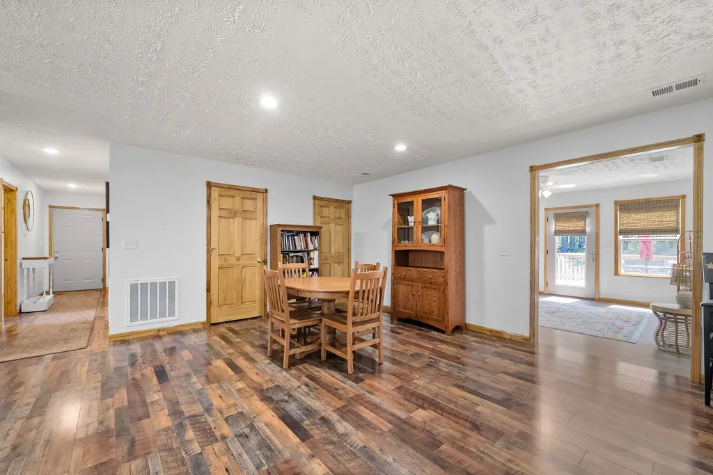 1549 Trace Creek Road Mc Ewen TN 37101