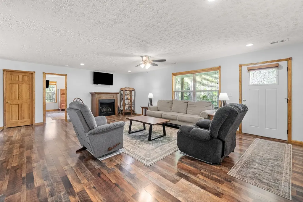 1549 Trace Creek Road Mc Ewen TN 37101