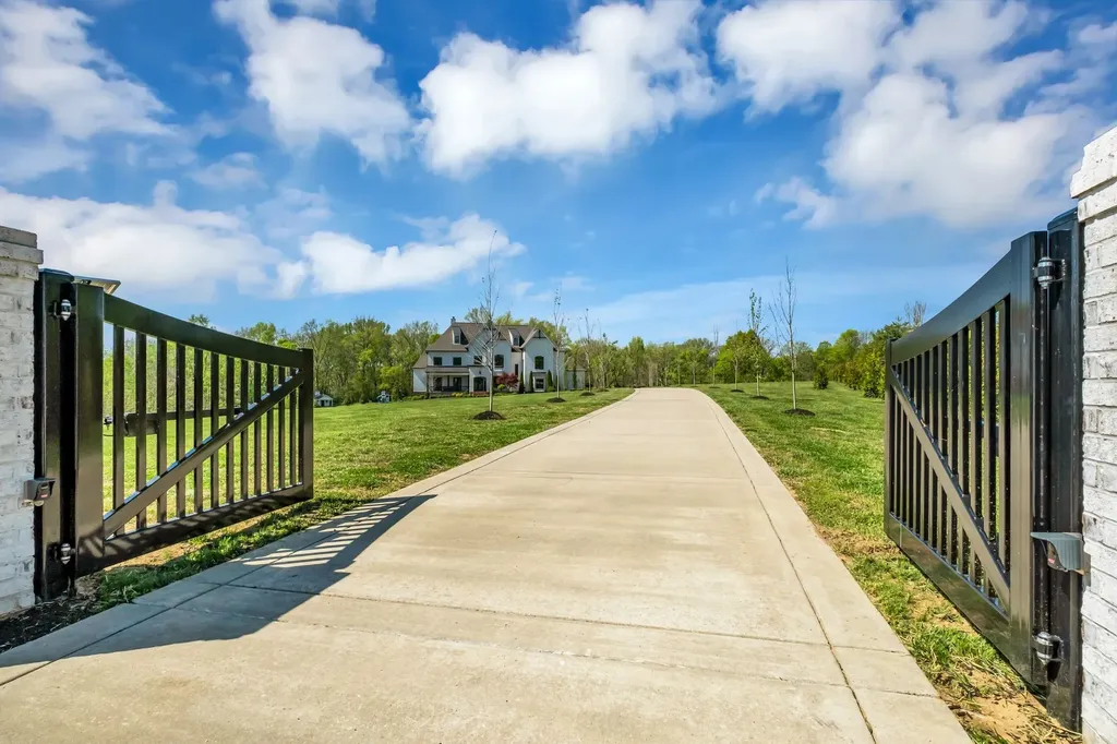 5026 Hilltop Lane College Grove TN 37046
