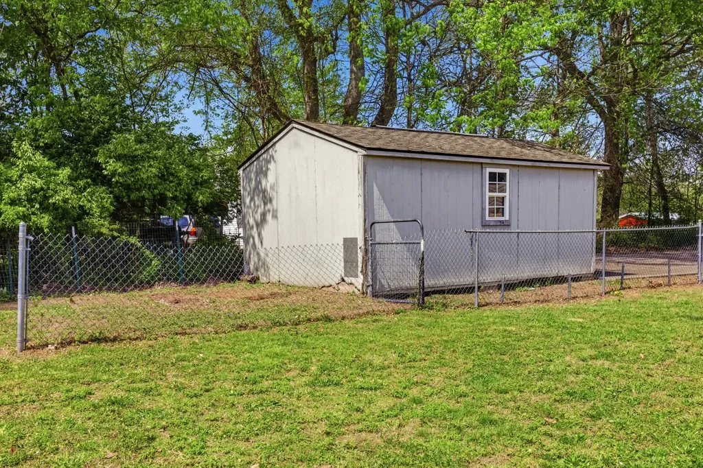 435 Long St, W Mc Ewen TN 37101