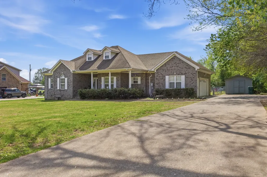435 Long St, W Mc Ewen TN 37101