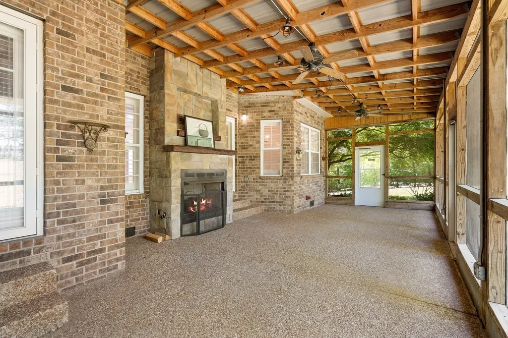 1034 Ridglea Drive Burns TN 37029
