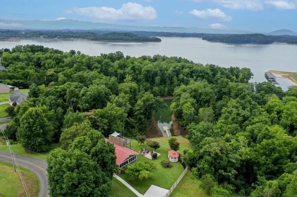 1845 Bouldercrest Drive Dandridge TN 37725
