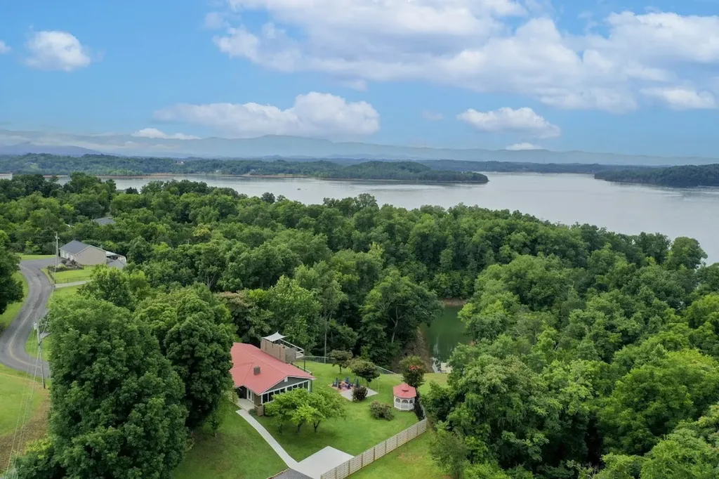 1845 Bouldercrest Drive Dandridge TN 37725