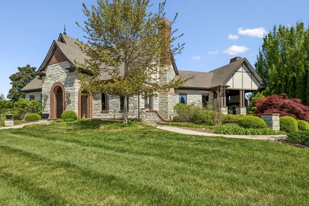 2456 Settlers Trace Clarksville TN 37043