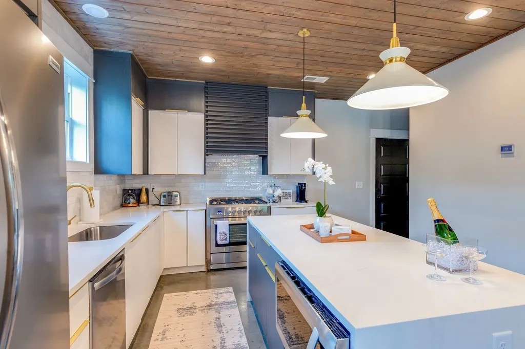 613A 21st Ave, N Nashville TN 37203