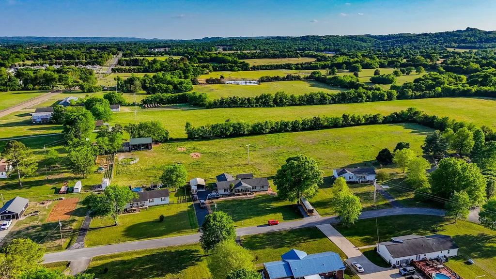 1305 Horseshoe Drive Lewisburg TN 37091