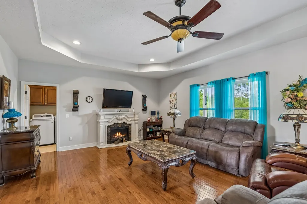 1709 Holland Road Lafayette TN 37083