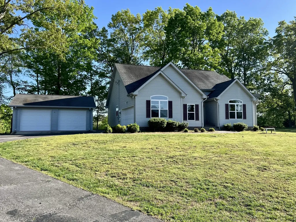 302 Aubrey Court Burns TN 37029