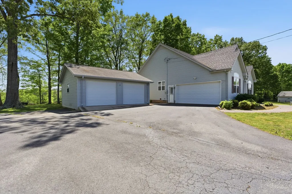 302 Aubrey Court Burns TN 37029