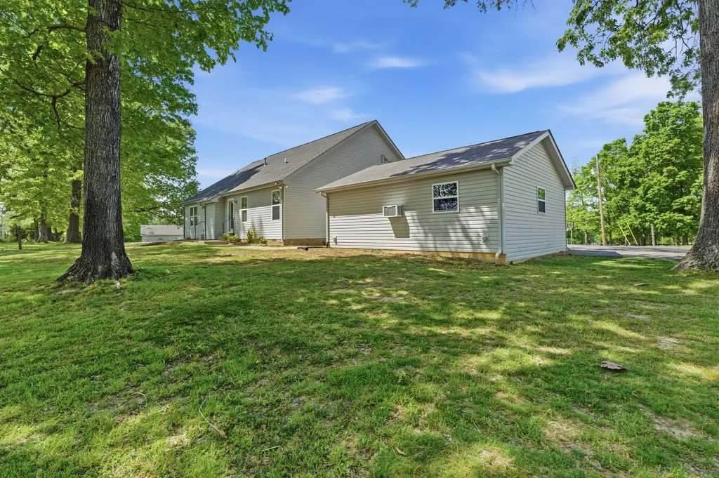 302 Aubrey Court Burns TN 37029