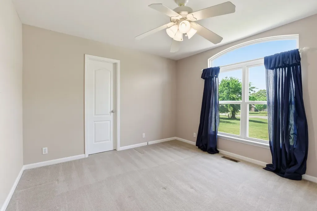 302 Aubrey Court Burns TN 37029