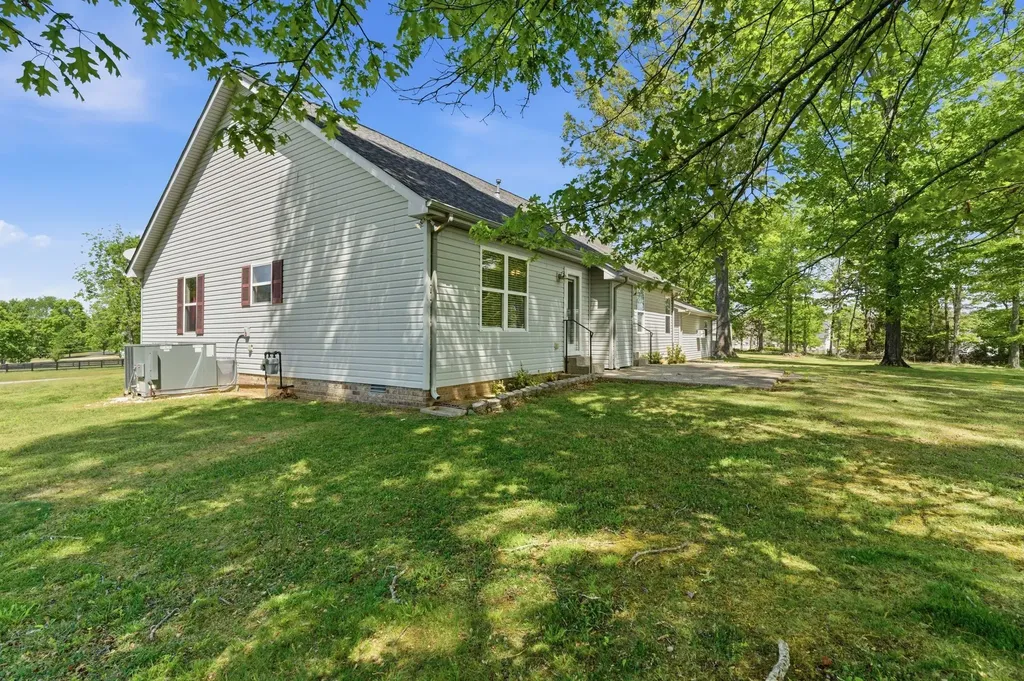302 Aubrey Court Burns TN 37029