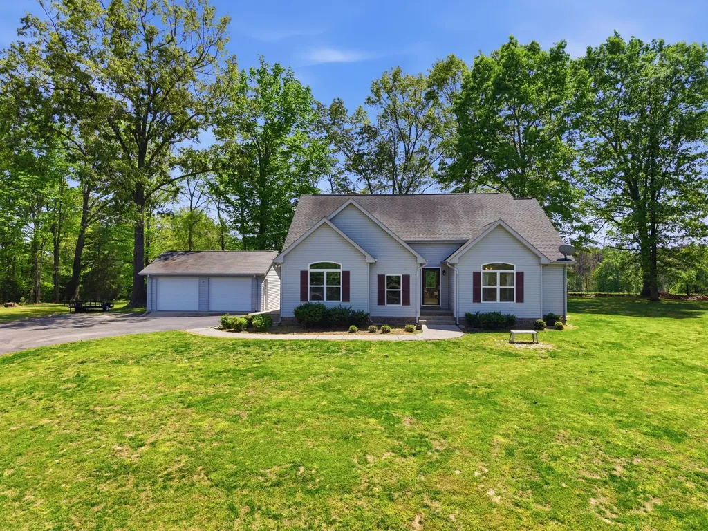 302 Aubrey Court Burns TN 37029