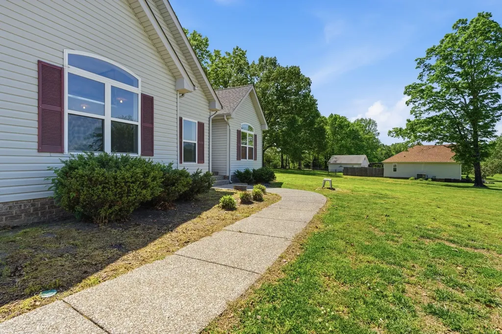 302 Aubrey Court Burns TN 37029