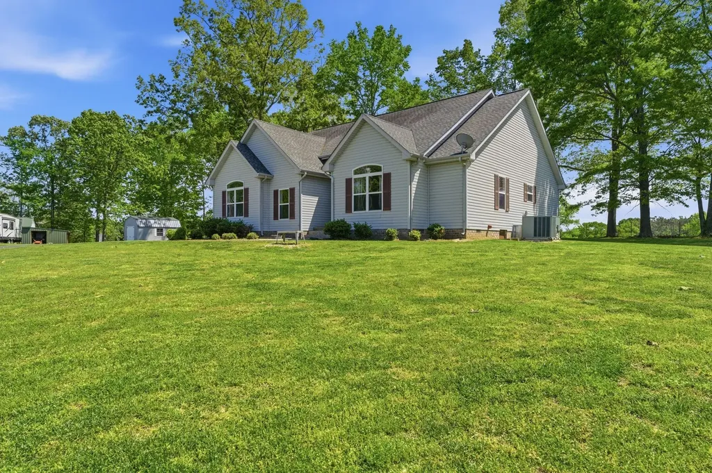 302 Aubrey Court Burns TN 37029
