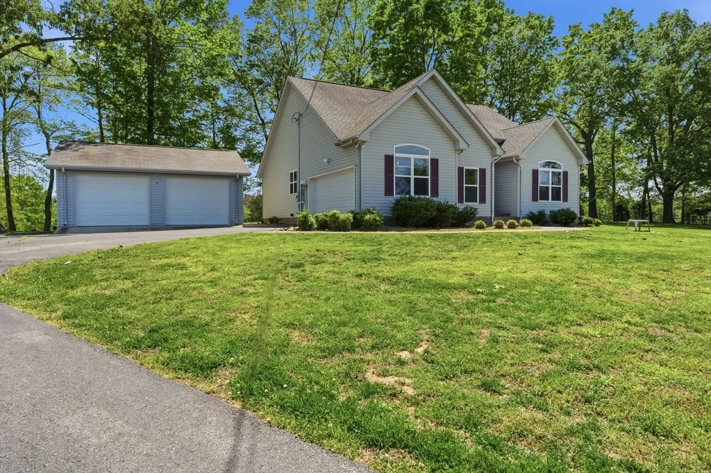302 Aubrey Court Burns TN 37029