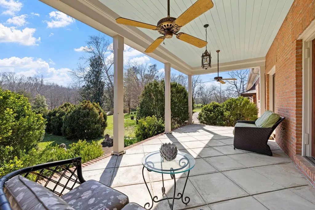 1099 E Gaines Street Lawrenceburg TN 38464