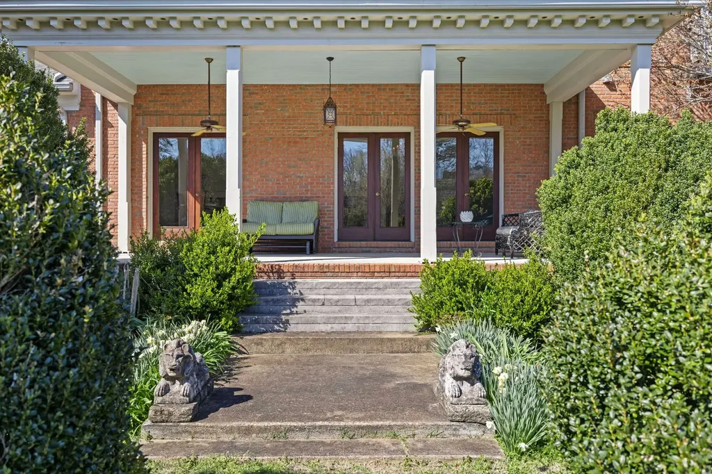 1099 E Gaines Street Lawrenceburg TN 38464