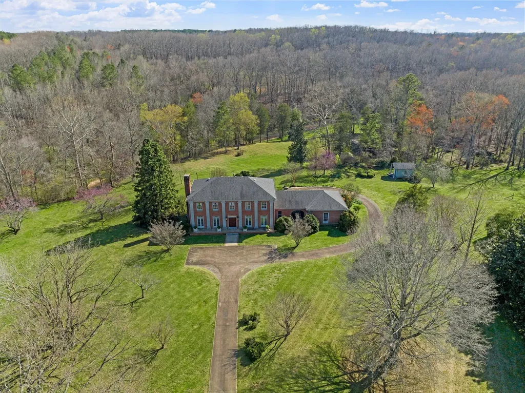 1099 E Gaines Street Lawrenceburg TN 38464