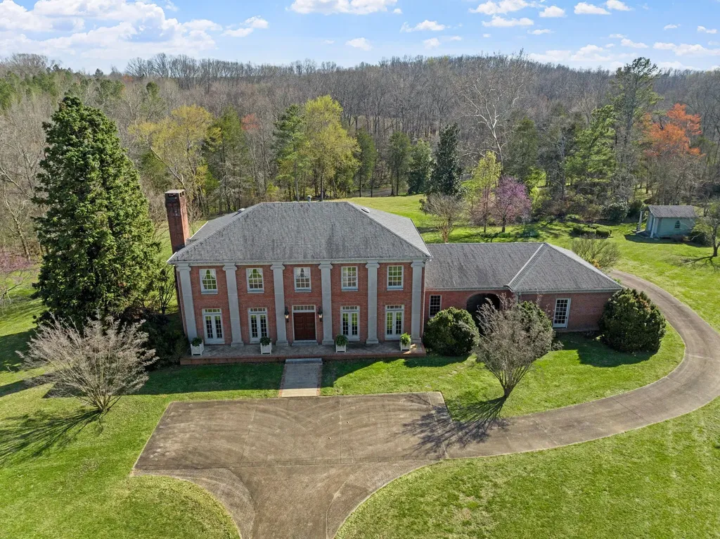 1099 E Gaines Street Lawrenceburg TN 38464