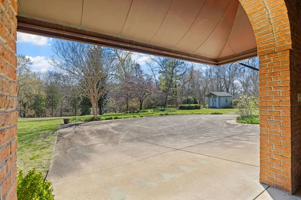 1099 E Gaines Street Lawrenceburg TN 38464