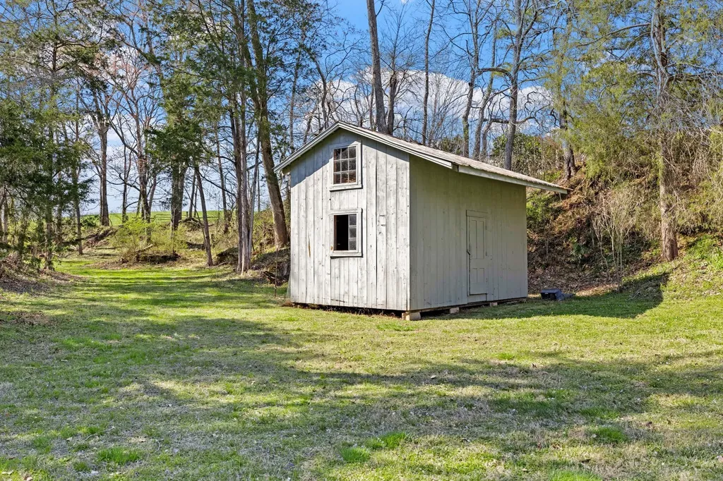 1099 E Gaines Street Lawrenceburg TN 38464