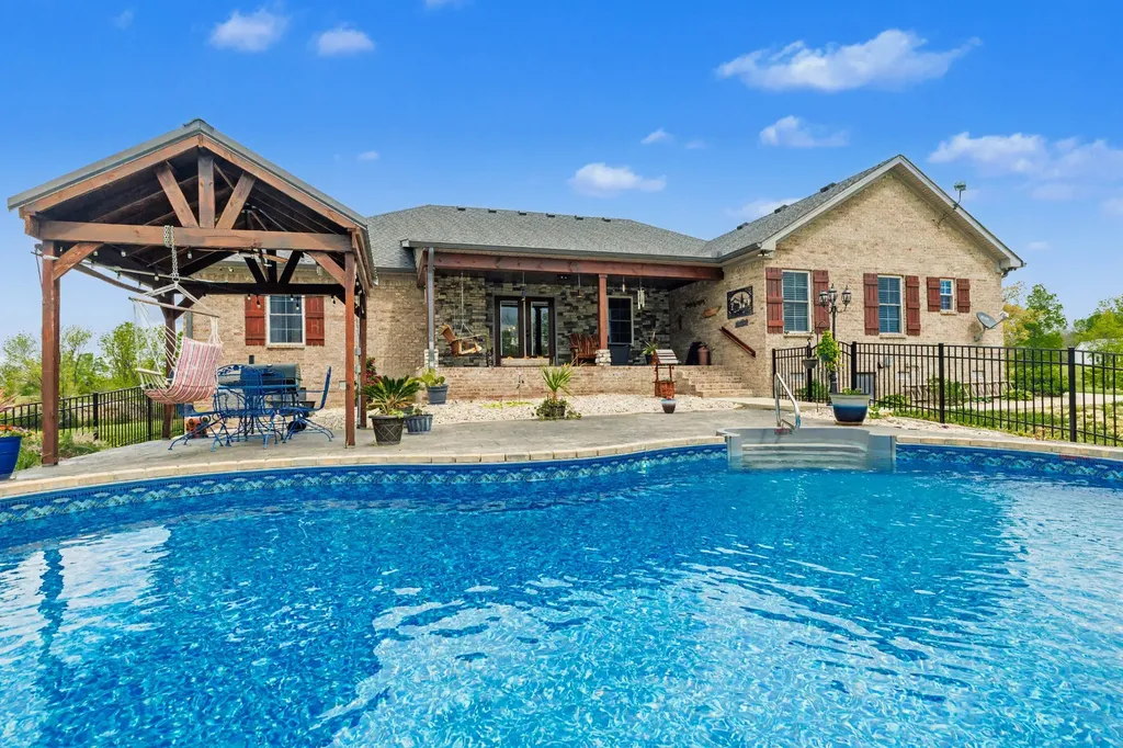 1560 Fairfield Road Westmoreland TN 37186