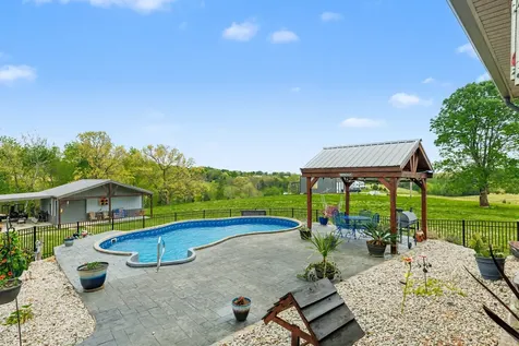 1560 Fairfield Road Westmoreland TN 37186