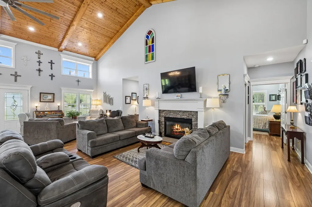 6322 Jim Cummings Highway Bradyville TN 37026