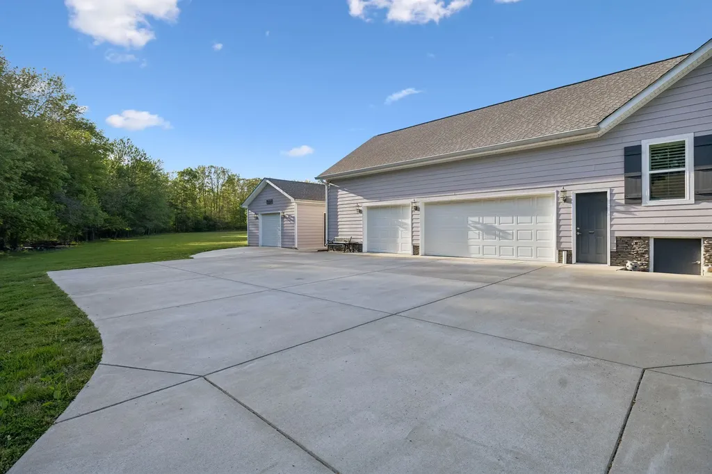 6322 Jim Cummings Highway Bradyville TN 37026