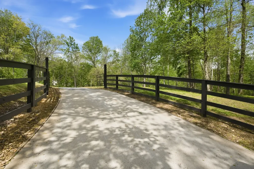 1602 Errel Dowlen Road Pleasant View TN 37146