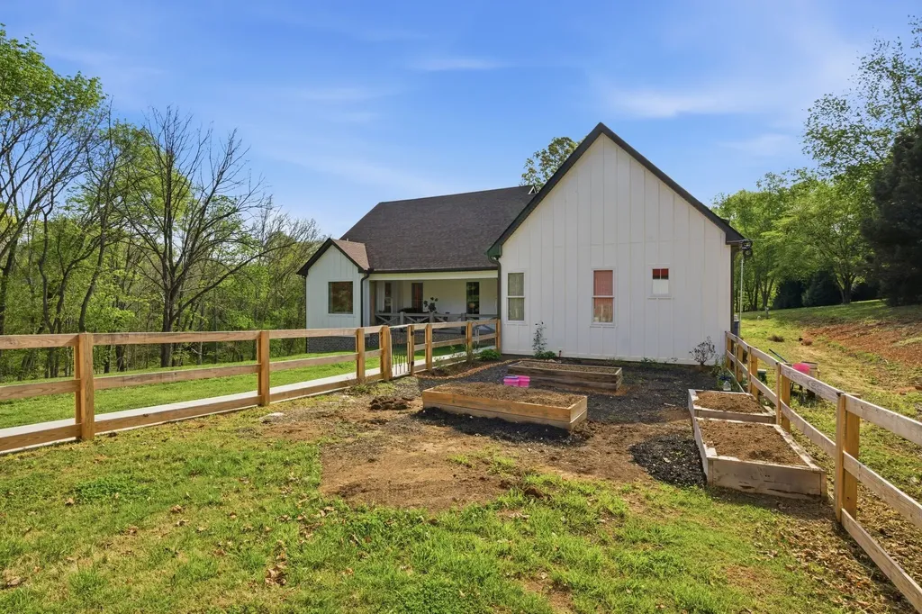 1602 Errel Dowlen Road Pleasant View TN 37146