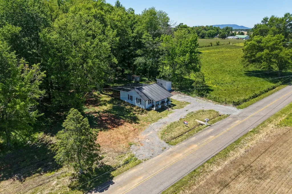 1151 Dry Creek Road Smithville TN 37166