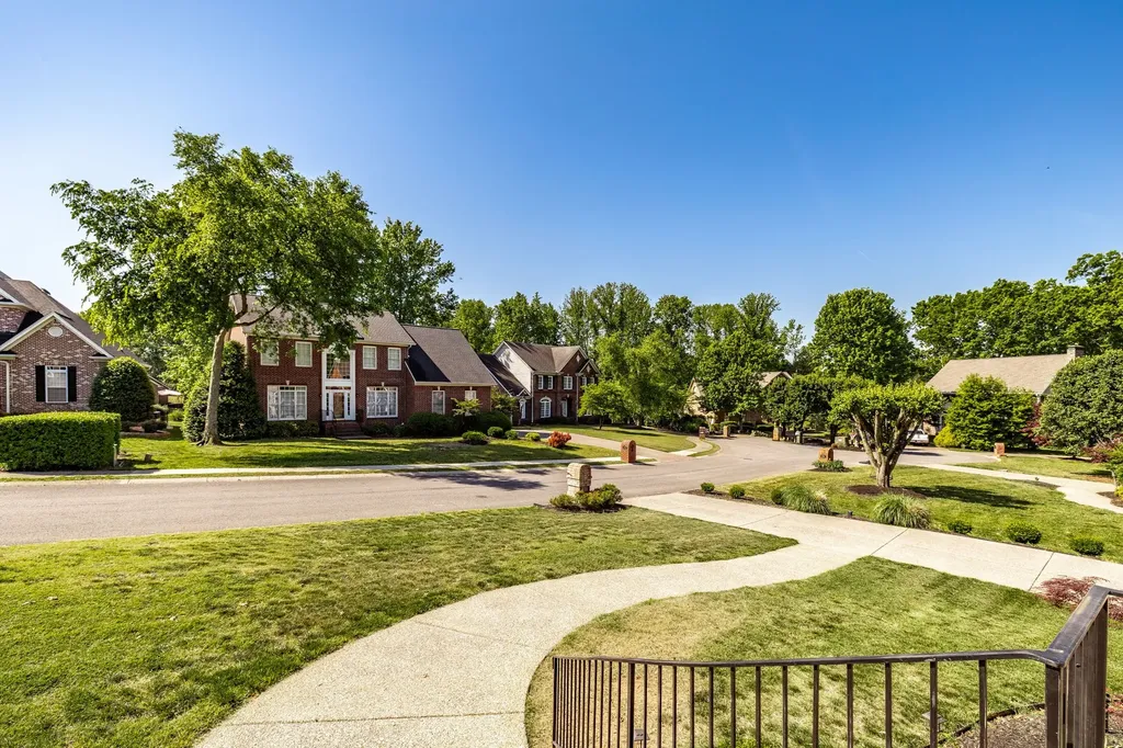 102 Fairlake Court Hendersonville TN 37075