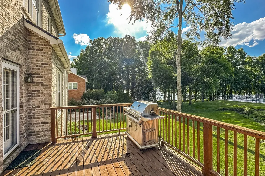 102 Fairlake Court Hendersonville TN 37075