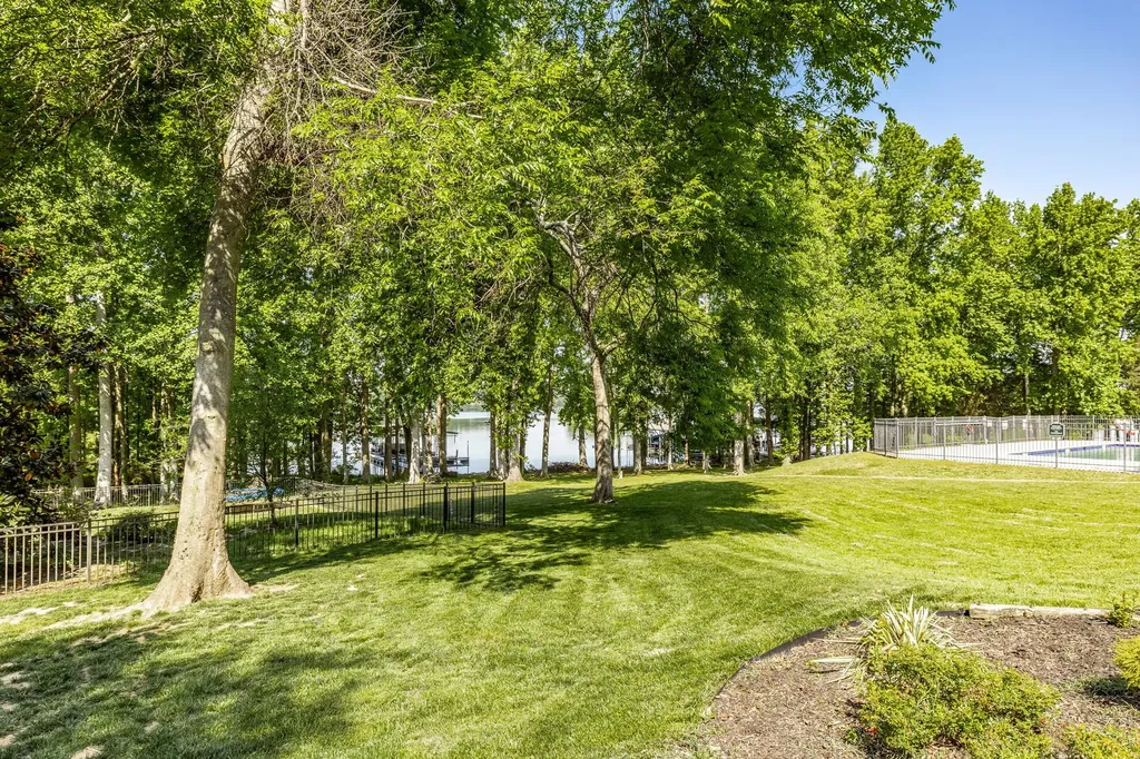 102 Fairlake Court Hendersonville TN 37075