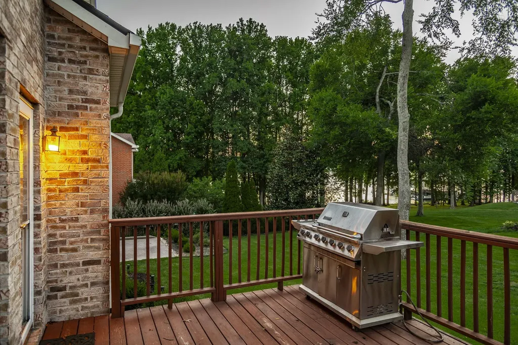 102 Fairlake Court Hendersonville TN 37075