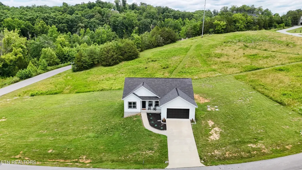 813 Clear Sail Way Dandridge TN 37725