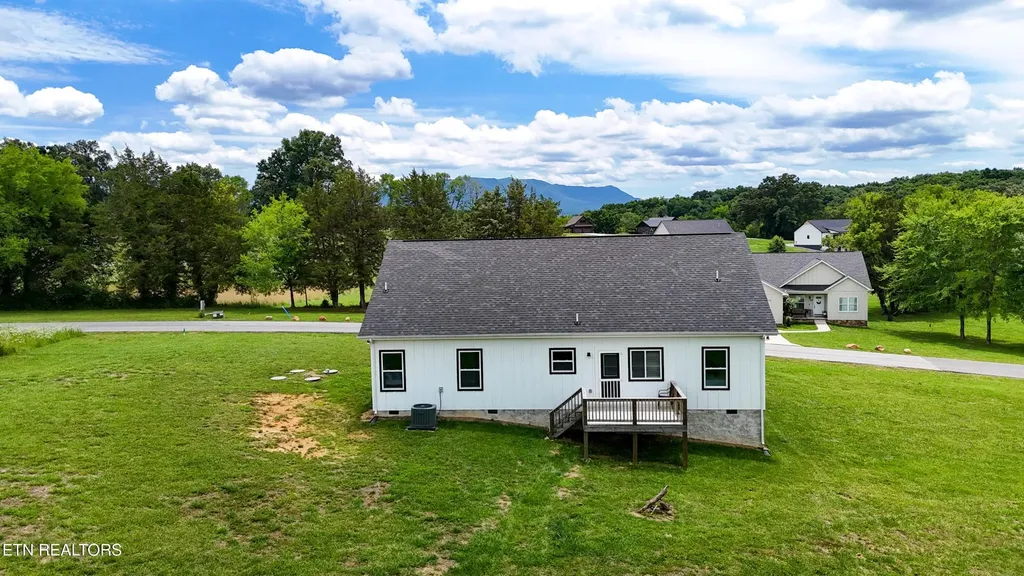 813 Clear Sail Way Dandridge TN 37725