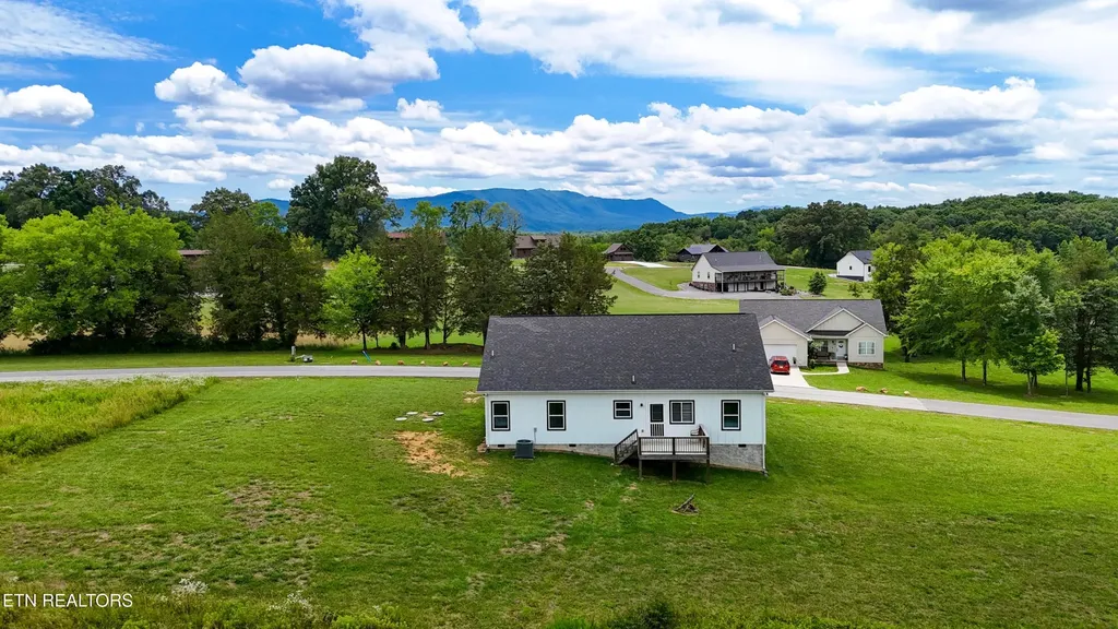 813 Clear Sail Way Dandridge TN 37725