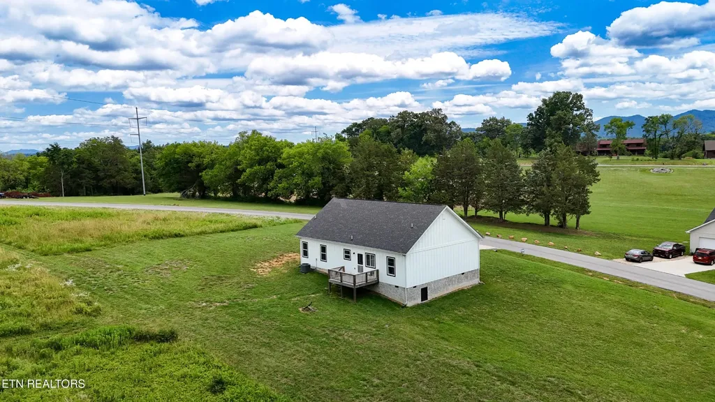 813 Clear Sail Way Dandridge TN 37725