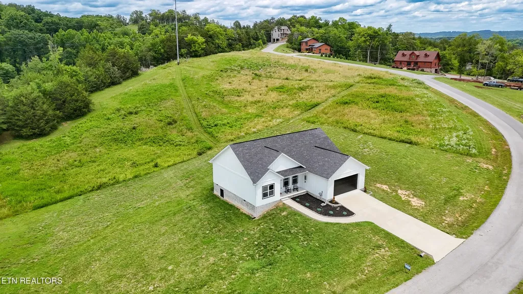 813 Clear Sail Way Dandridge TN 37725