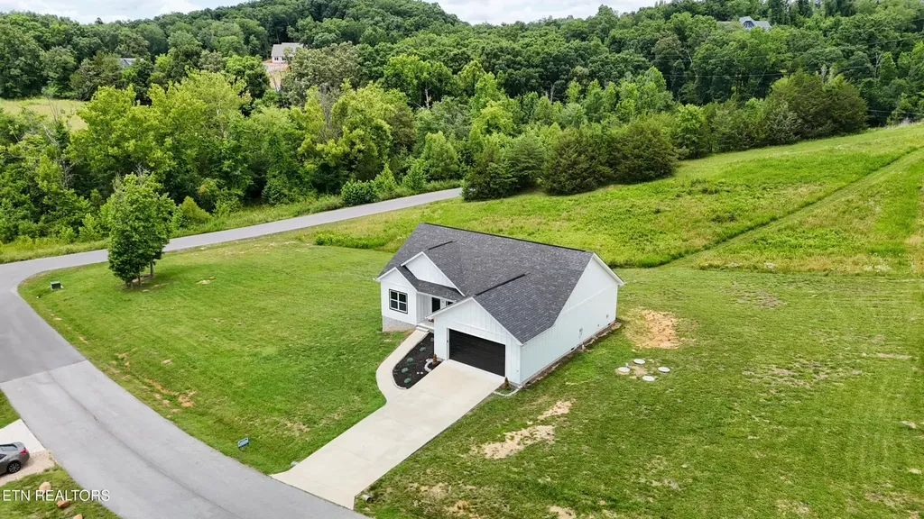 813 Clear Sail Way Dandridge TN 37725