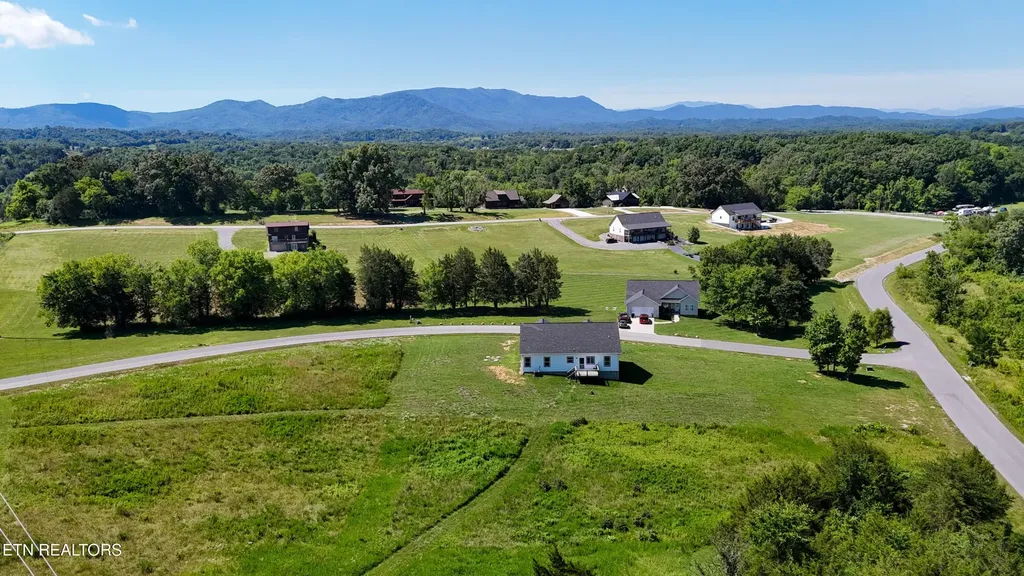 813 Clear Sail Way Dandridge TN 37725