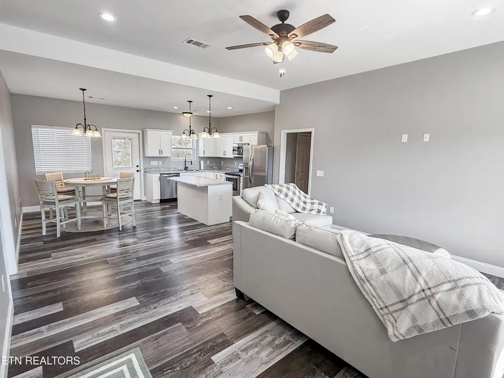 813 Clear Sail Way Dandridge TN 37725