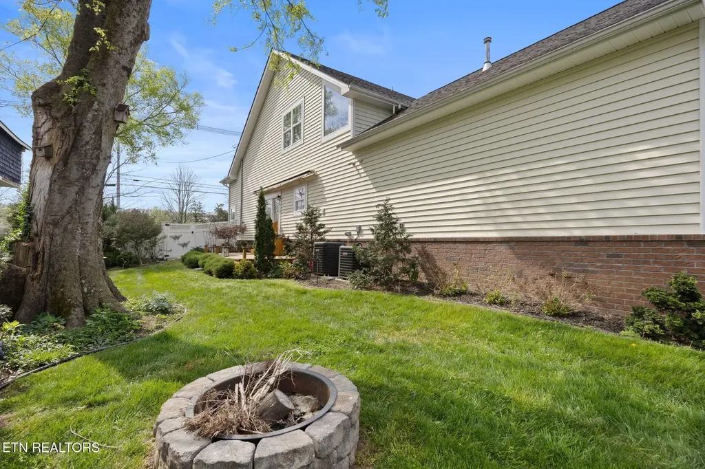 606 Eagle Bend Road Clinton TN 37716