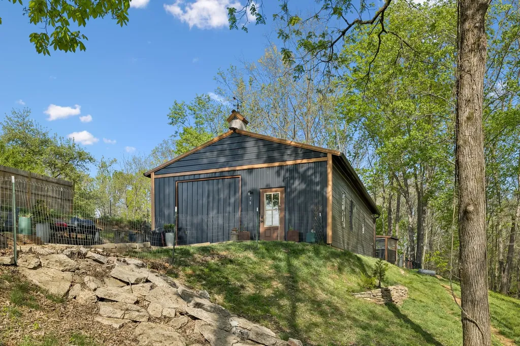 75 New Harmony Road Lafayette TN 37083
