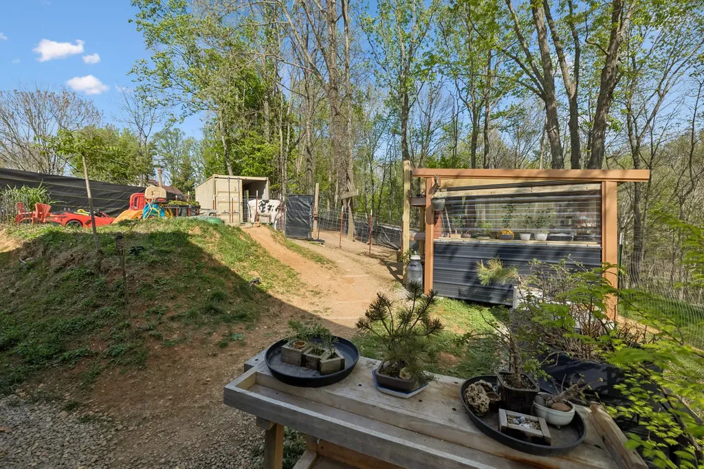 75 New Harmony Road Lafayette TN 37083
