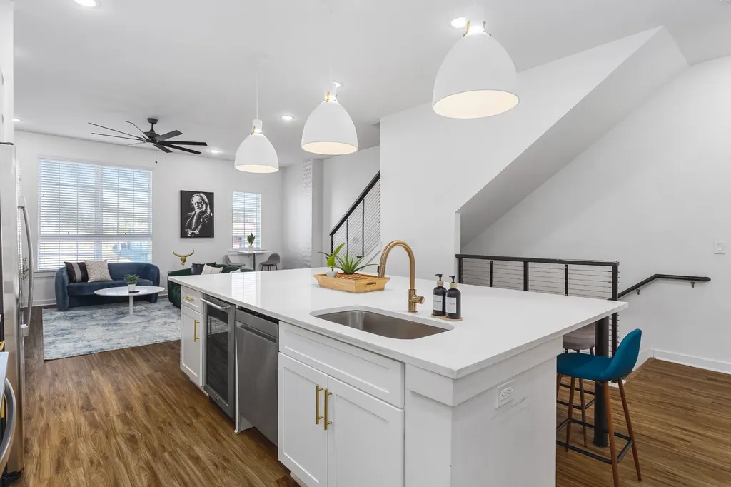 738 Douglas Avenue Nashville TN 37207